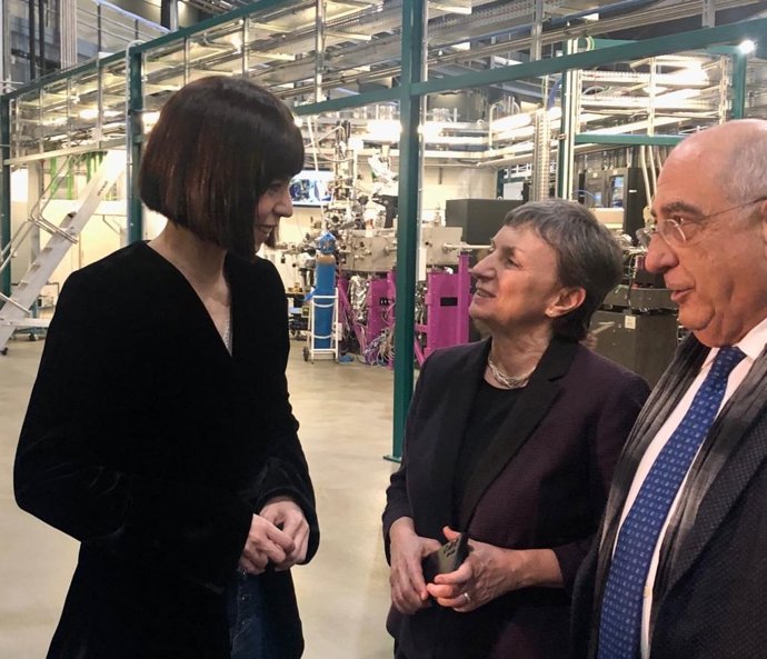 La ministra de Cincia i Innovació, Diana Morant; la directora del Sincrotró Alba, Caterina Biscari; i el conseller de Recerca i Universitats, Joaquim Nadal