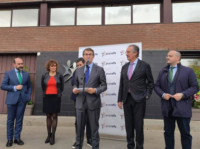 Intervención del presidente del PP, Alberto Núñez Feijóo, en su visita al Grupo Sifu en L'Hospitalet de Llobregat (Barcelona) junto al líer del PP catalán, Alejandro Fernández, y la eurodipuada Dolors Montserrat.