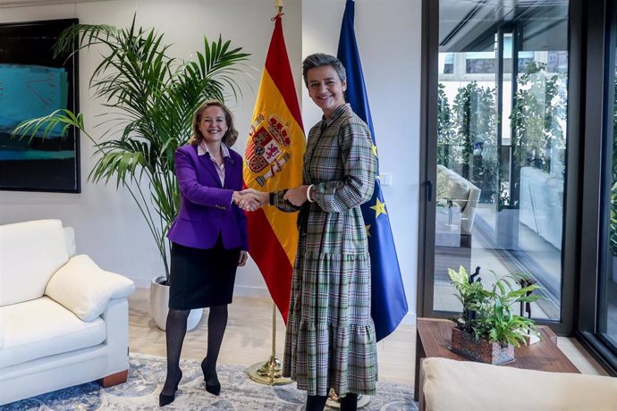 La vicepresidenta primera y ministra de Asuntos Económicos y Transformación Digital, Nadia Calviño (i) y la vicepresidenta y comisaria de Competencia de la Comisión Europea, Margrethe Vestager (d), posan a su llegada a una reunión en Madrid