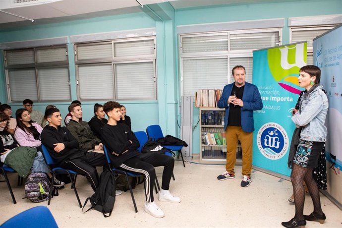 El actor Fernando Cayo durante el coloquio con proyección en el IES Al-Andalus de Almería en el marco de Fical