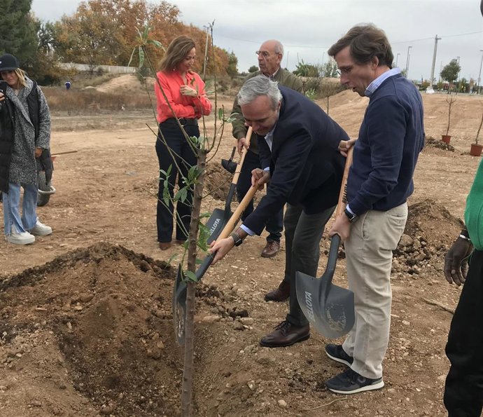 El alcalde de Madrid, Martínez Almeida, inicia la plantación de árboles que harán otros alcaldes en el Bosque de los Zaragozanos