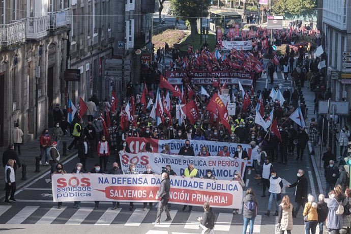 Archivo - Varias personas con pancartas en defensa de la sanidad pública gallega, durante una manifestación convocada para demandar "más recursos" para Atención Primaria, a 14 de noviembre de 2021, en Santiago de Compostela, A Coruña, Galicia, (España).
