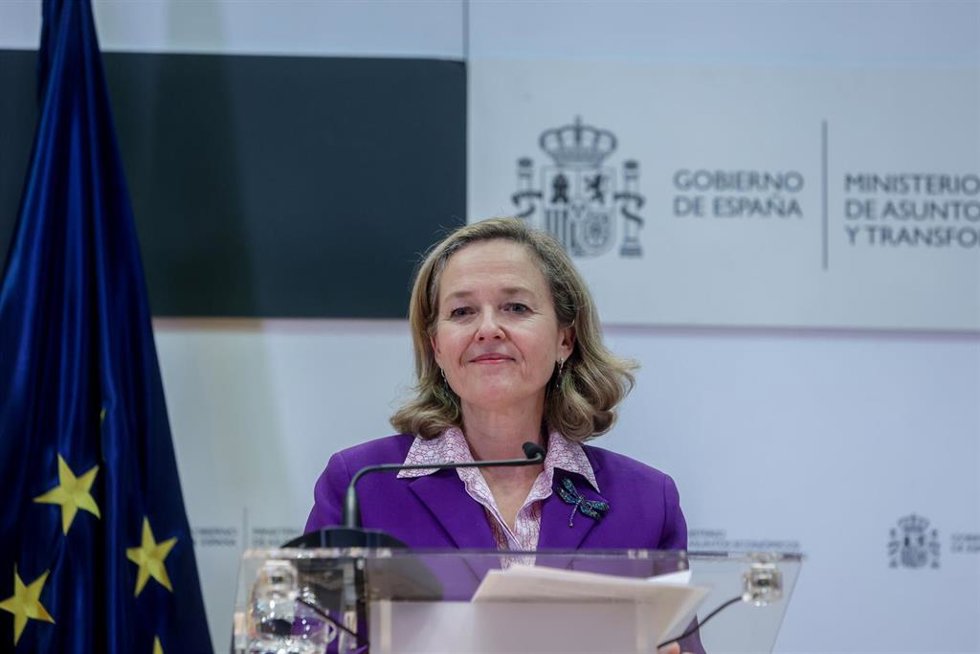 La vicepresidenta primera y ministra de Asuntos Económicos y Transformación Digital, Nadia Calviño, comparece tras su reunión con la vicepresidenta y comisaria de Competencia de la Comisión Europea, en el Ministerio de Asuntos Económicos.