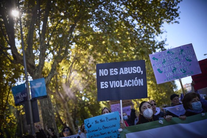 Archivo - Una participante lleva un cartel de 'No es abuso, es violación' en una manifestación a favor de los derechos de la mujer, a 23 de octubre de 2021, en Madrid, (España). 