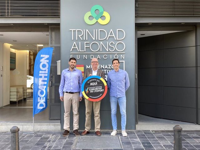 Carlos Aguiló (i), director regional de Decathlon en la Comunitat Valenciana; Juan Miguel Gómez (c), director de la Fundación Trinidad Alfonso; y Juan José Uzquiano (d), coach de Decathlon