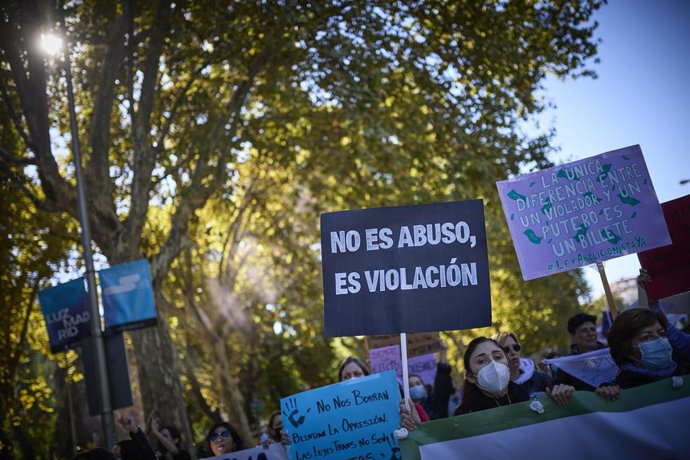 Archivo - Una participante lleva un cartel de 'No es abuso, es violación' en una manifestación a favor de los derechos de la mujer, a 23 de octubre de 2021, en Madrid, (España). La manifestación ha recorrido las calles de la capital desde la fuente de N