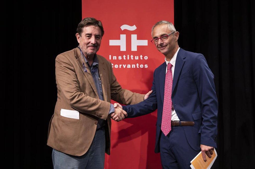 Archivo - El director del Instituto Cervantes, Luis García Montero (i), y el rector de la USAL, Ricardo Rivero (d)