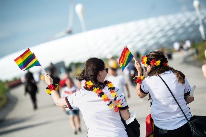 Archivo - 23 June 2021, Bavaria, Munich: Germany fans wave rainbow flags in front of the Allianz Arena stadium prior to the start of the UEFA EURO 2020 Group F soccer match between Germany and Hungary. Photo: Matthias Balk/dpa