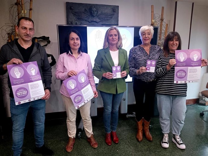 Amaia del Campo junto a los representantes de las asociaciones de comercios y hostelería del municipio.