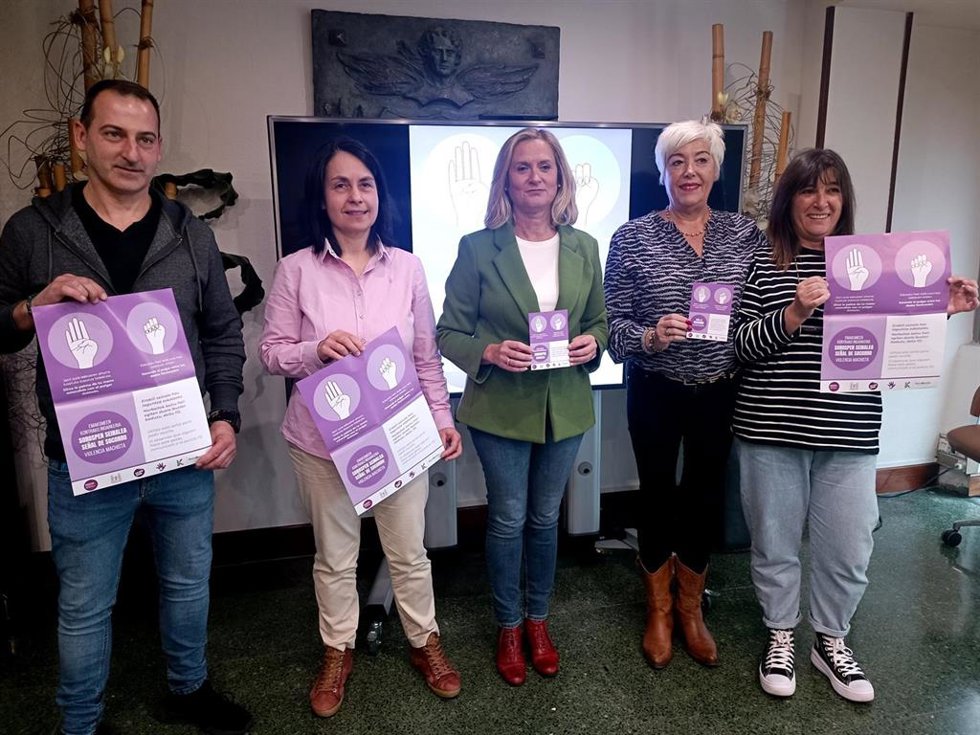 Amaia del Campo junto a los representantes de las asociaciones de comercios y hostelería del municipio.