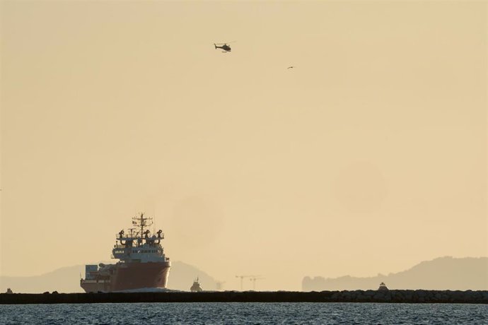 Llegada del 'Ocean Viking' al puerto de Tolón, en Francia