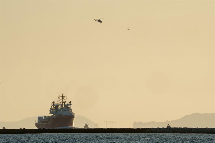 11 November 2022, France, Toulon: Rescue ship Ocean Viking of the European maritime-humanitarian organisation "SOS Mediterranee" arrives at Toulon with migrants on board. The rescue ship carrying 230 migrants docked at the French southern military port 