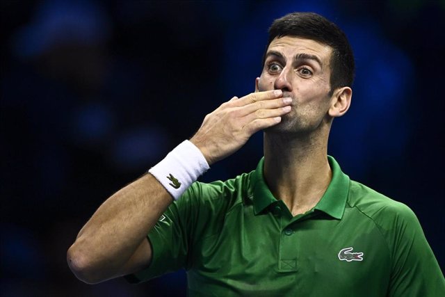 Novak Djokovic lanza un beso a la grada tras ganar un partido de las Finales de la ATP 2022