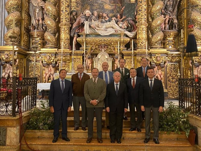 El presidente de la Fundación Caja Rural del Sur, José Luis García-Palacios Álvarez, acompañado de miembros del Consejo Rector de la entidad, y el Hermano Mayor de la Hermandad de la Santa Caridad de Sevilla, Eduardo Ybarra.
