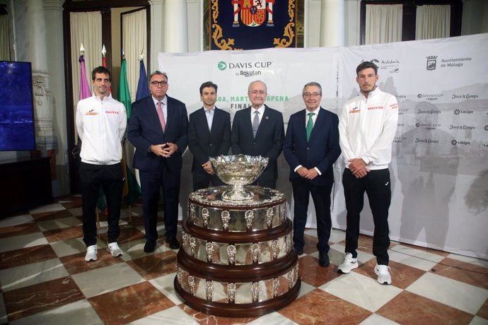 El alcalde de Málaga, Francisco de la Torre (c); el consejero de Deporte, Arturo Bernal(2i); el presidente de la Diputación, Francisco Salado (2d); el director de la Copa Davis, David Ferrer (3i); y los jugadores,  Pablo Carreño (1i)  y Albert Ramos (1d