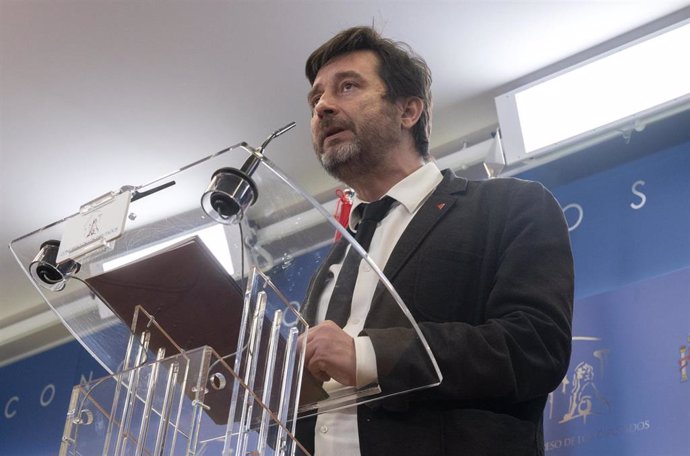 Archivo - El portavoz de Podemos, Rafa Mayoral, interviene en una rueda de prensa en el Congreso.
