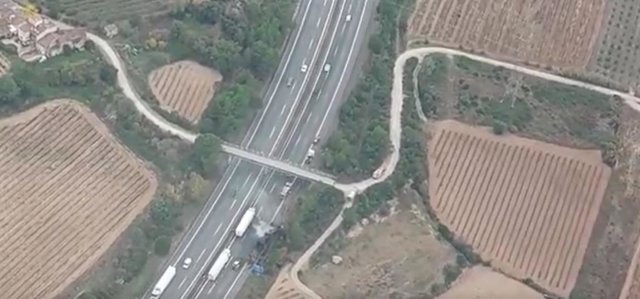 Imatge del camió incendiat a l'AP-7