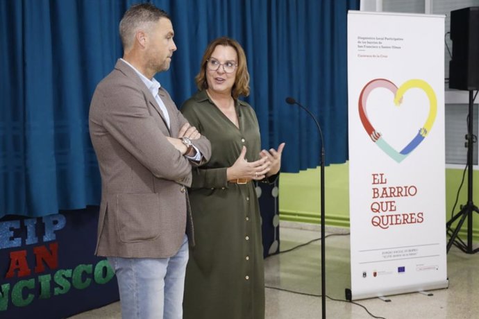 La vicepresidenta Isabel Franco, junto al junto al alcalde de Caravaca de la Cruz, José Francisco García, en el acto de clausura del proceso de diagnóstico participativo 'El barrio que quieres'