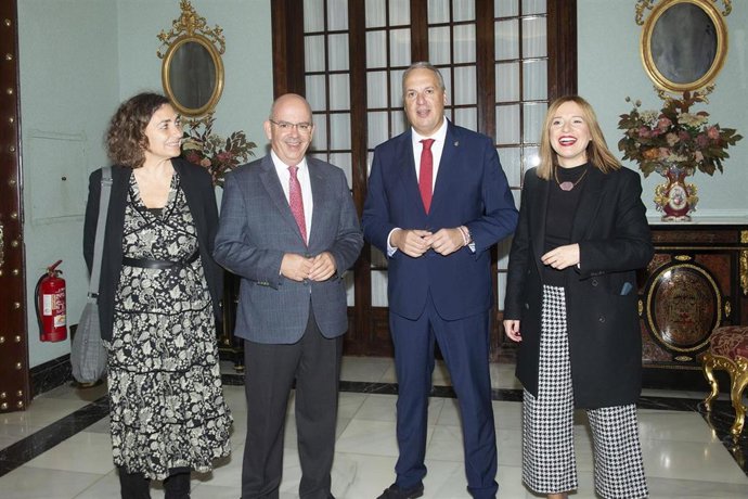 El presidente de Diputación, Juan Carlos Ruiz Boix, la responsable del Área de Empleo, Ana Carrera, el titular de la CEC, Javier Sánchez Rojas y la secretaria general de esta organización empresarial, Carmen Romero