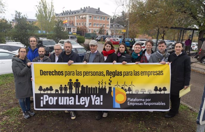 Un grupo de personas pertenecientes a la Plataforma por las Empresas Responsables (PER) sostiene una pancarta en una protesta frente al Palacio de la Moncloa, a 18 de noviembre de 2022, en Madrid (España). Representantes de la sociedad civil y sindicato