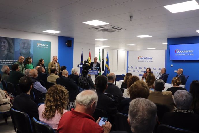El coordinador general del Partido Popular, Elías Bendodo, ha acudido durante la tarde de este jueves a Alhaurín de la Torre (Málaga) a la inauguración de la nueva sede de su partido en la localidad.