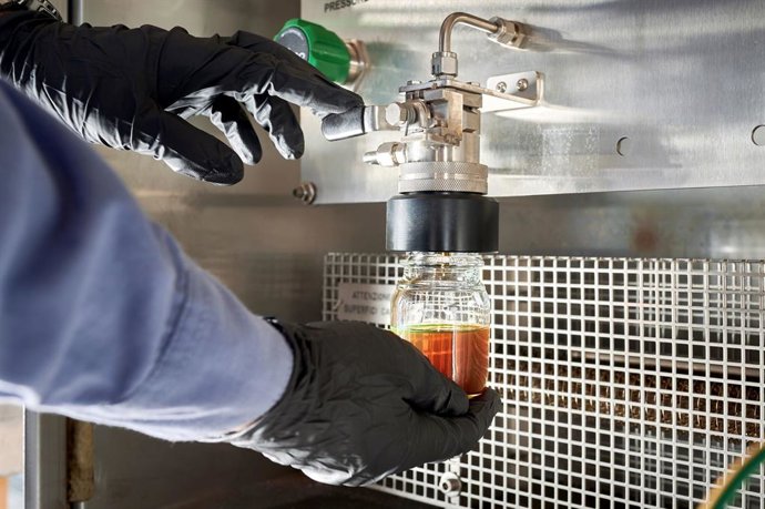 Advanced recycling converts mixed plastic waste into pyrolysis oil for the production of new plastic materials (Source: LyondellBasell)