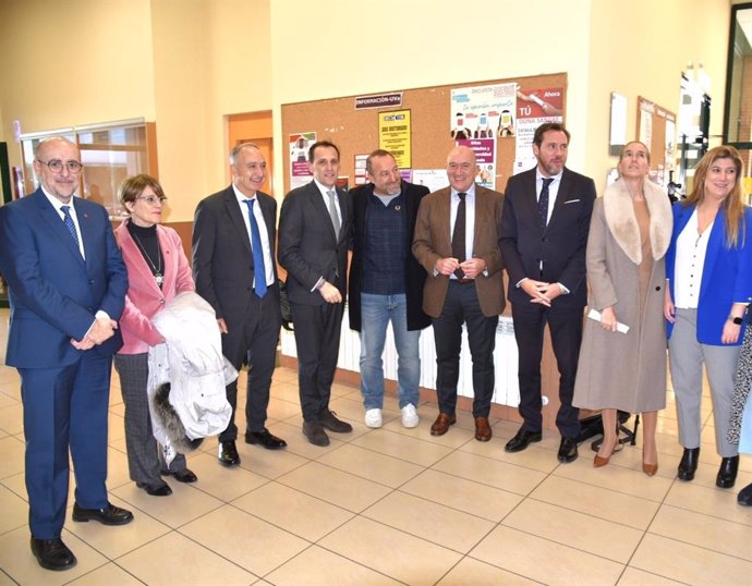 Autoridades y representantes presentes en el Observatorio de Transformación y Participación de Castilla y León y la Asociación Pajarillos Educa.