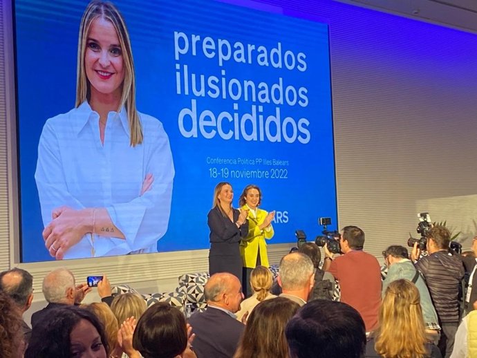 La presidenta del PP de Baleares, Marga Prohens, y la secretaria general del partido, Cuca Gamarra, en un acto en Palma.