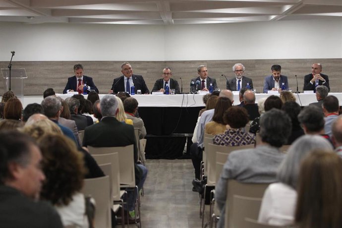 Mesa constituida durante la inauguración de la Asamblea General de la Asociación Judicial Francisco de Vitoria en Palma. 