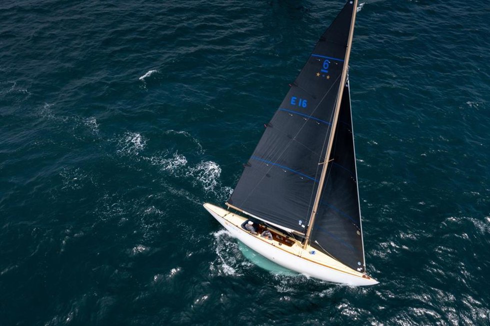 Archivo - El "Bribon 500" se coloca líder en Clásicos tras la primera prueba disputada en la ría de Pontevedra.