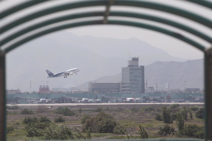 Archivo - Despegue de un avión en el Aeropuerto Internacional Jorge Chávez de Perú