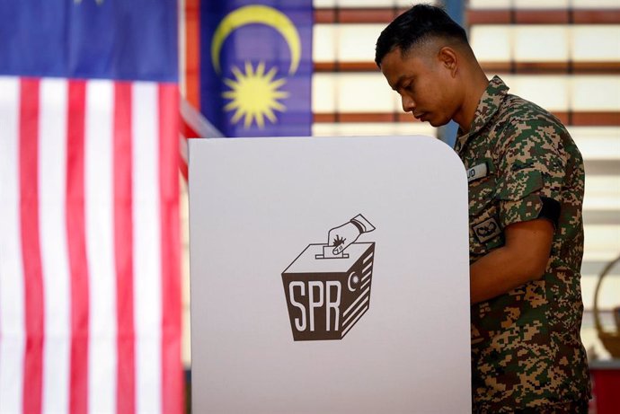 15 November 2022, Malaysia, Melaka: A member of the Malaysian Military Force (ATM) casts his ballot at Sekolah Kebangsaan Kem Terendak 2 during the General election. Photo: Muhammad Zulhilmi Daud/BERNAMA/dpa