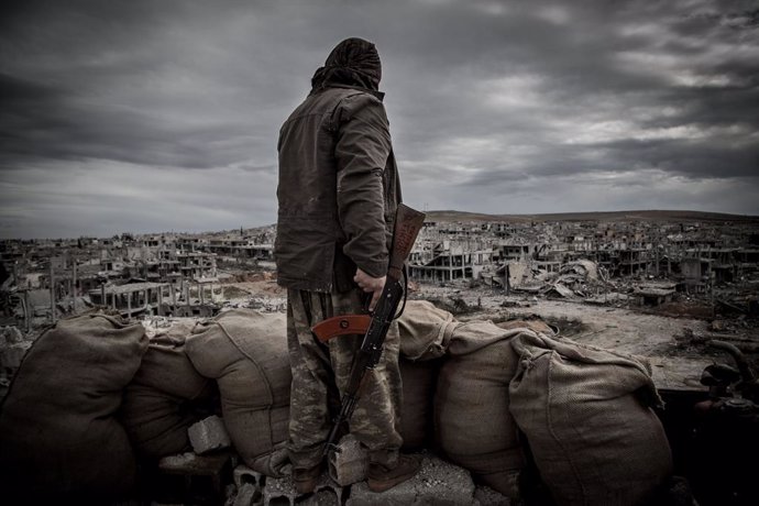 Archivo - Un combatiente kurdo en la ciudad siria de Kobane.