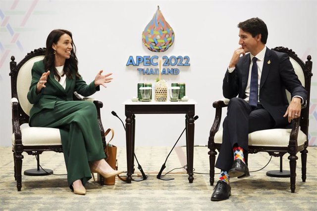 La primera ministra australia Jacinda Ardern habla con el primer ministro de Canadá Justin Trudeau durante la reunión de APEC. 