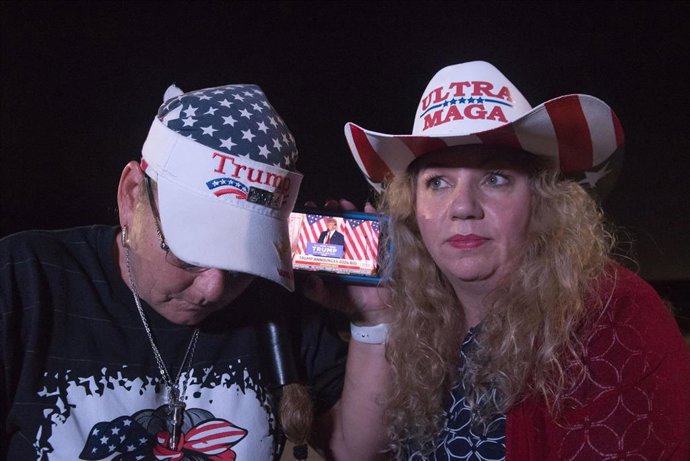 Partidarios de Trump escuchan su discurso de candidatura en Mar-a-Lago (Florida) 