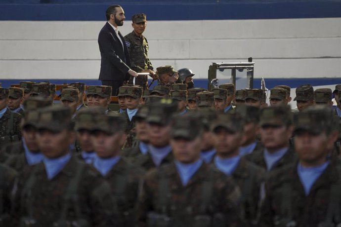 Archivo - El presidente de El Salvador, Nayib Bukele, supervisa a decenas de soldados del Ejército