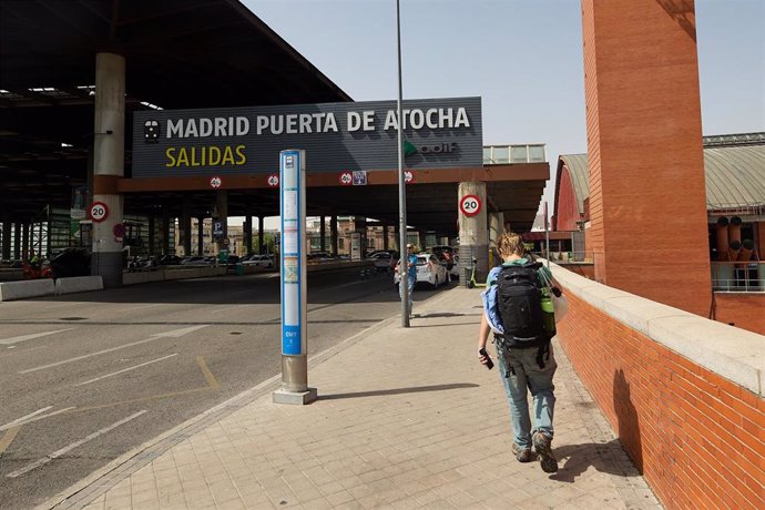 Archivo - Un hombre camina en las inmediaciones de la estación de Ave Madrid - Puerta de Atocha, a 12 de agosto de 2022, en Madrid (España). 