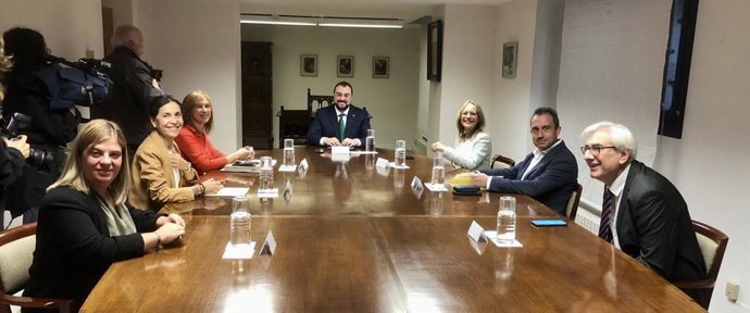 Imagen de archivo de una de las reuniones para acordar el Presupuesto entre PSOE e IU.