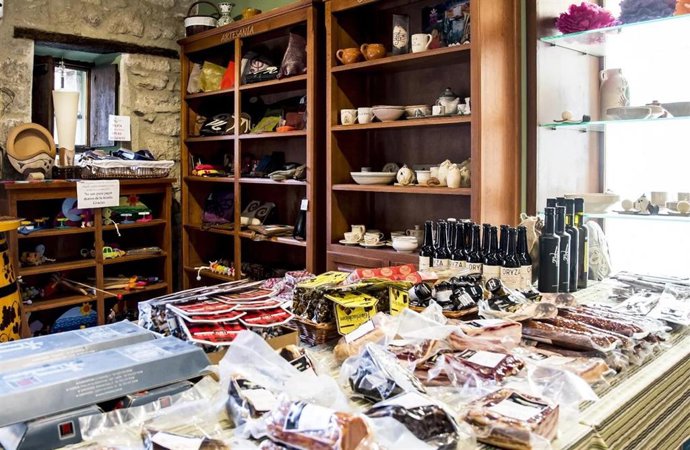 Archivo - Un establecimiento de multiservicios rurales en Aragón.