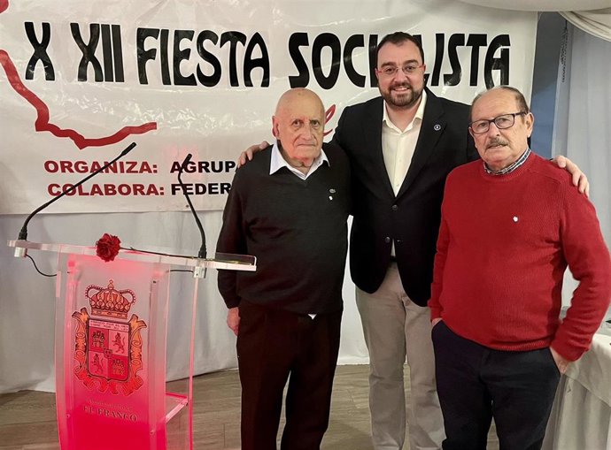 Adrián Barbón con los históricos militantes socialistas de El Franco Isidoro Rodríguez y Antonio Piedralba, que fueron homenajeados.