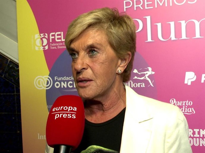 CHELO GARCÍA CORTÉS RECIBE EL 'PREMIO PLUMA'