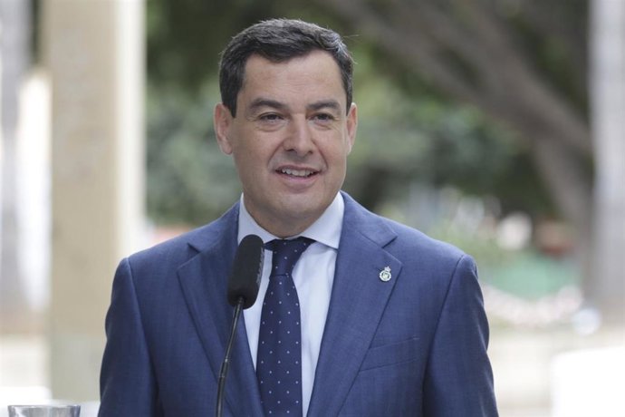 El presidente de la Junta de Andalucía, Juanma Moreno, atiende a los medios de comunicación en Almería en una imagen de archivo