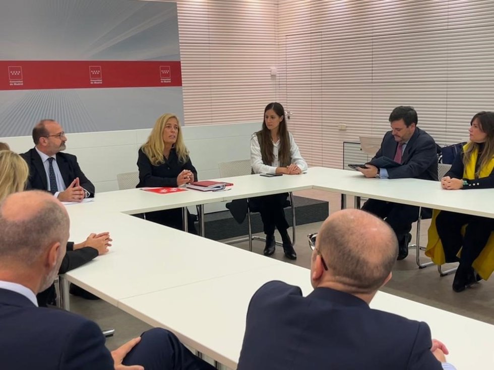 Reunión para poner en marcha un convenio de FP Dual especializada en seguros a la que asiste la viceconsejera de Política Educativa, Rocío Albert López-Ibor,