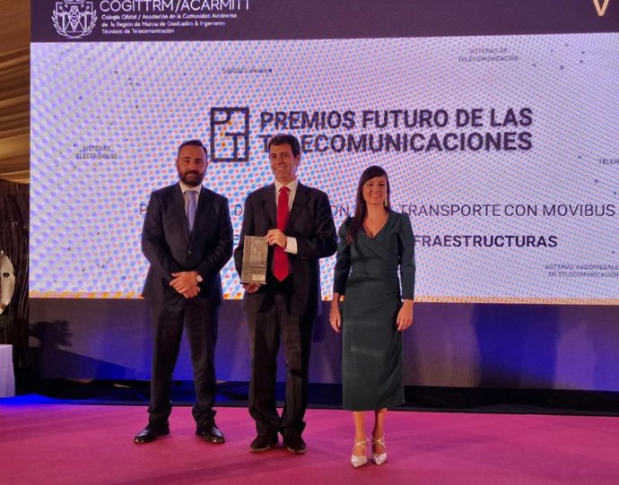 El nuevo sistema de movilidad regional, Movibus, recibió ayer el galardón a la digitalización del transporte en los VI Premios Futuro de las Telecomunicaciones
