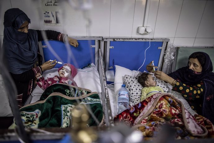 14 November 2022, Afghanistan, Kabul: Afghan mothers tend to their infants in a ward for severe malnutrition in a hospital in Kabul. According to "Save the Children," the number of dangerously malnourished children in Afghanistan has increased by 47\% i