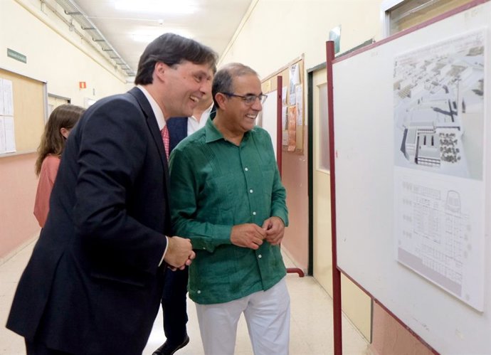 Archivo - Los rectores de la Pablo de Oavide y Sevilla, Francisco Oliva y Miguel Ángel Castro, respectivamente.