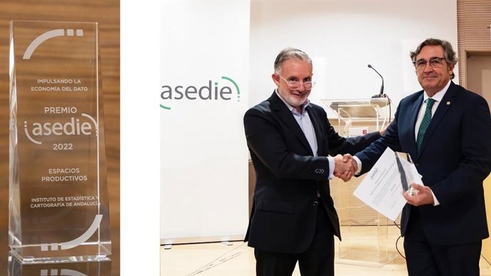 Entrega del Premio Asedie 2022 en la catogoría Impulsando la Economía del Dato al Instituto de Estadística y Cartografía de Andalucía.