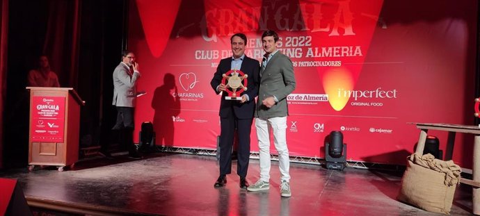 El diputado provincial de Turismo recoge el premio del Club de Marketing Almería.