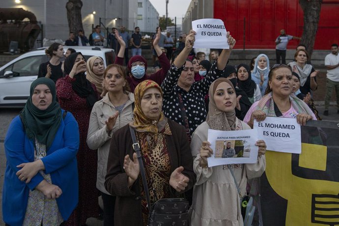 Un grupo de personas se manifiesta para la puesta en libertad del activista Mohamed Said ante el CIE Zona Franca, a 25 de octubre de 2022, en Barcelona, Catalunya (España). El activista Mohamed Said ha asegurado que este jueves presentará un recurso tra