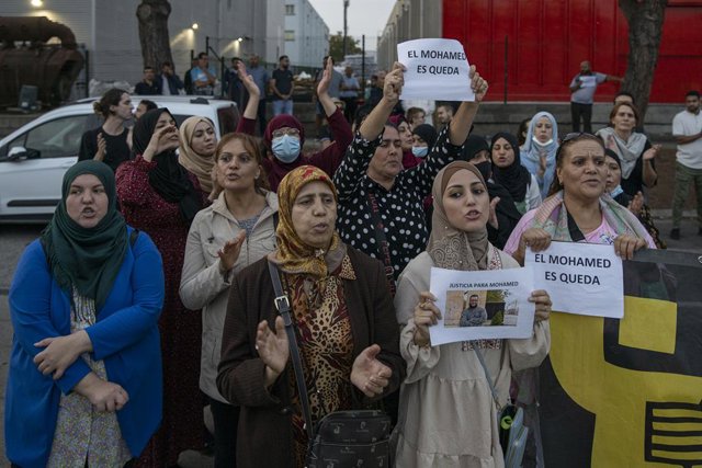Un grup de persones es manifesta per la llibertat de l'activista Mohamed Said Badaoui davant del CIE de la Zona Franca